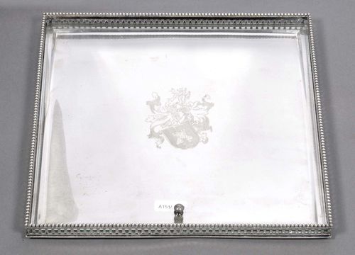 SQUARE PLATE. Holland 1767 - 1842. Maker's mark: Adrianus Bonebakker & Zoon. With glass insert and coat of arms in the middle. Side length: 23 cm. Wt.: 610 g.