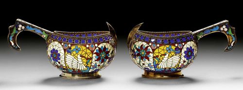 PAIR OF KOVSCHS. PLIQUE-A-JOUR ENAMEL. Moscow 1899-1908.Marked PO Ovchinnikov. Inspector Ivan Lebedkin. All sides with in blue, red, yellow. Handle in cloisonne. H: 6 cm.