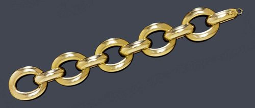 A GOLD BRACELET. Yellow gold. 750, 85g. Casual and elegant bracelet composed of large oval links connected through convex spacers. L ca. 18,5 cm, Width ca. 2,8 cm.