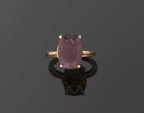 ALEXANDRITE RING, Russia 19th century. Rosé gold 585. Simple ring, set with 1 Russian antique-oval alexandrite of 8.27 ct and a medium change of colour. Size 56. With Russian certificate of the Aires Ligt company, 2006.