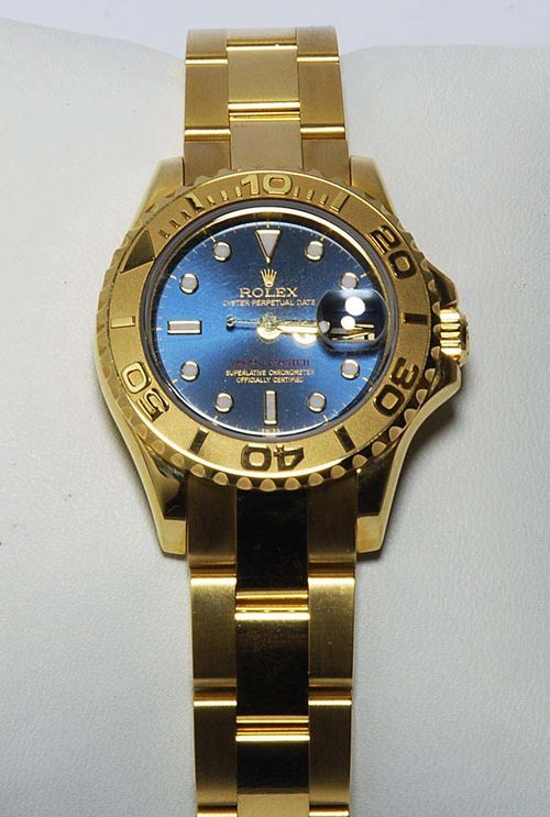 LADY'S WRISTWATCH, ROLEX YACHT MASTER. Yellow gold 750. Round case No. U793904 with diver's lunette. Blue dial with light indices and hands, central second, date window at 3h. Ref. 69628, automatic. Oyster gold band with foldover clasp. Hardly worn, with case, papers available.