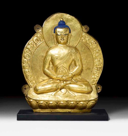 REPOUSSÉ RELIEF OF A BUDDHA.Tibet, 18th century H 43 cm. Gilt copper sheeting, with finely painted hair and eyes.