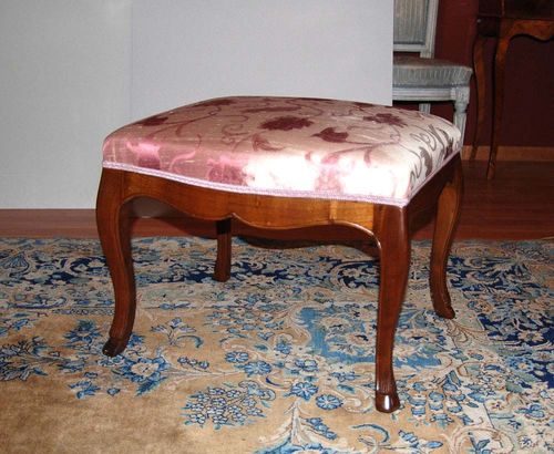 WALNUT STOOL, Louis XV, Bern circa 1760. With shaped legs and hoof feet. With light pink floral and foliate silk covers. 57x45x47 cm. Provenance: Swiss private collection.