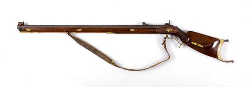 PERCUSSION RIFLE,1838 Cantonal Ordnance. Octagonal barrel (L 91 cm), Cal. 9 mm, signed "M. Menteler a Zug". Foldable sight. Flat lock plate and cock. Set trigger. Brass mounts. Walnut stock, fish-skin patterned barrel. Wooden ramrod. Leather strap. Total length 133.5 cm.