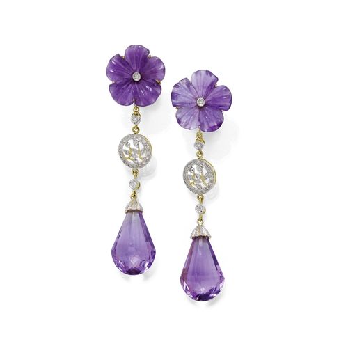 AMETHYST AND DIAMOND EAR PENDANTS. Yellow gold 750. Decorative ear studs, each of 1 amethyst briolette of ca. 24 x 14.9 mm, flexibly suspended by 1 diamond, 1 florally open-worked rondelle set with diamonds and 1 diamond, the stud part with 1 finely engraved amethyst blossom of ca. 20 mm Ø, the centre set with 1 diamond. Total weight of the 52 diamonds ca. 0.25 ct. L ca. 7.8 cm.
