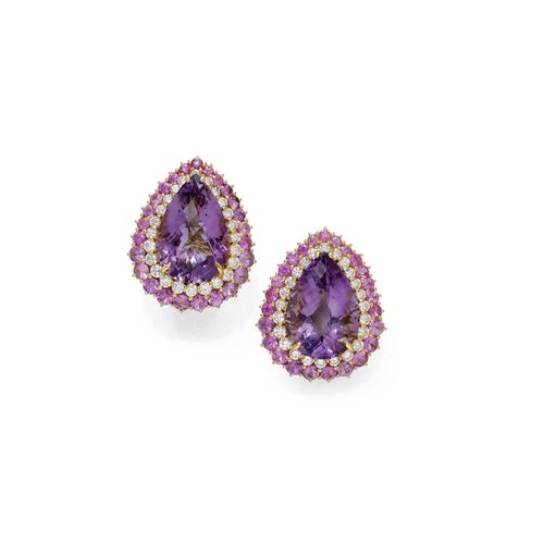 AMETHYST, DIAMOND AND TOURMALINE EAR CLIPS. Yellow gold 750. Attractive ear clips, each set with 1 drop-cut amethyst in a fantasy cut weighing ca. 36.00 ct in total, each within a double-border of 24 diamonds and 25 pink tourmalines. Total weight of the diamonds ca. 2.20 ct and total weight of the tourmalines ca. 5.40 ct. Ca. 3.2 x 2.7 cm.