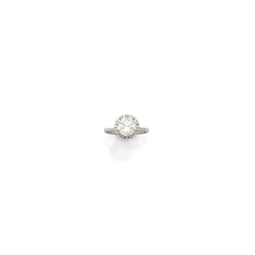 DIAMOND RING, ca. 1950. White gold 750. Decorative solitaire model with a rosette-like setting, set with 1 brilliant-cut diamond of ca. 1.90 ct, ca. M-N/VVS2. Size ca. 57.