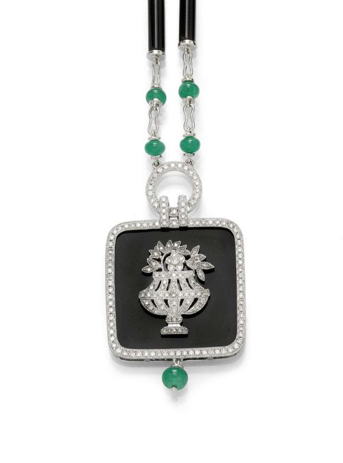 ONYX, EMERALD AND DIAMOND NECKLACE. White gold 750. Decorative necklace in the Art Deco style, with a square pendant with rounded corners of onyx with an appliquéd vase motif, the frame set throughout with diamonds, and 1 emerald sphere of ca. 5.5 mm Ø as the lower part. Flexibly mounted on a necklace by means of a ring motif set with diamonds, 12 small onyx bars and 14 emerald spheres as intermediate links. Total weight of the diamonds ca. 0.90 ct and total weight of the emeralds ca. 6.50 ct. L ca. 43.5 cm.