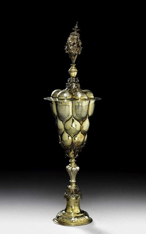SILVER-GILT KNOPPED CUP. Augsburg probably  1st half of the 17th century.With house hallmark. With hexagonal cup and shaft. The lid decorated with heart-shaped piercing and embossed knops. H 32 cm. 340 g.
