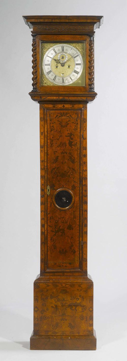 LONGCASE CLOCK WITH DATE AND SECOND,England, beginning of the 18th century. The dial signed PETER MALLET LONDON. Walnut, inlaid with tendrils, putto, dragon slayer and lion. Rectangular case with brass fronton and silver-plated chapter ring. Movement with anchor escapement, striking the hour on bell. 54x30x222 cm. Requires some servicing.