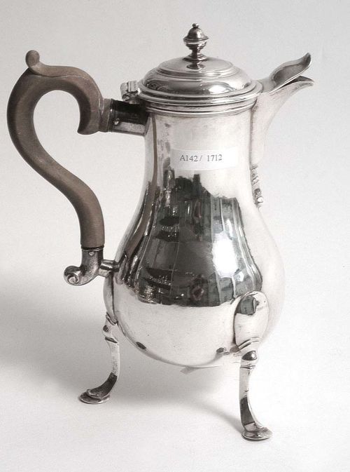 COFFEE POT. Bern, mid 18th century. Silver.Maker's mark  Gabriel Lupichius. Smooth-sided and with a shaped wooden handle. H 20 cm. 360 g,