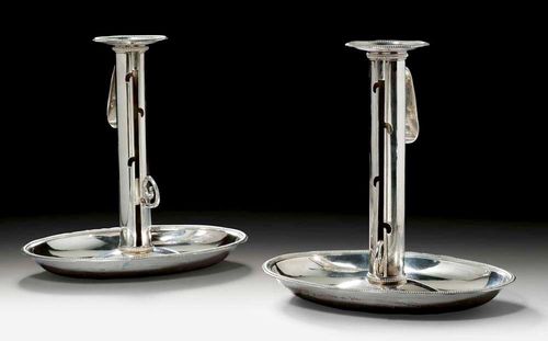 PAIR OF CANDLE HOLDERS. Lausanne circa 1820.Maker's mark  Frères GÉLY. The foot and drip pan gadrooned. Height-adjustable. H 21 cm. Total 790 g.