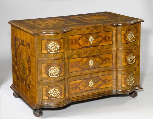 COMMODE,Baroque, Germany, 18th century. Walnut, burlwood, plum and other woods, inlaid with geometric reserves and birds. Rectangular body. Curved front with 3 drawers. Bronze mounts. 128x77x98 cm. 1 key.