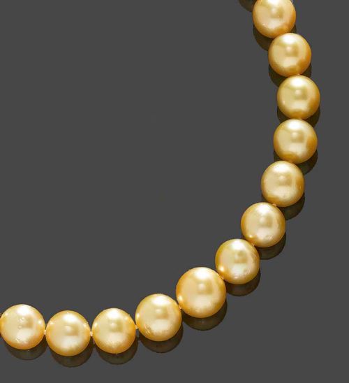PEARL NECKLACE. Fastener white gold 750. Elegant necklace of 31 graduated South Sea cultured pearls of ca. 11-14.5 mm Ø and natural yellow colour. Finely textured ball fastener. L ca. 45 cm.