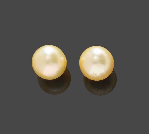 PEARL STUD EARRINGS, J. FRECH. Yellow gold 750. Very attractive stud earrings, each consisting of 1 yellow, slightly button-shaped South Sea cultured pearl of ca 14.7 mm Ø in a chalice-shaped setting. Signed.