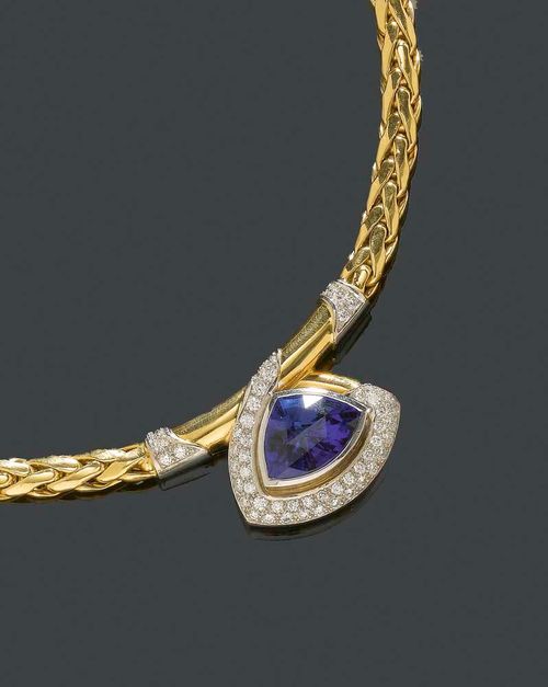 TANZANITE AND BRILLIANT-CUT DIAMOND NECKLACE. Yellow gold 750. Casual-elegant braided chain, the top set with 1 tanzanite faceted on all sides and of ca. 10.19 ct, surrounded by 52 brilliant-cut diamonds totalling ca. 1.44 ct. L ca. 42 cm.