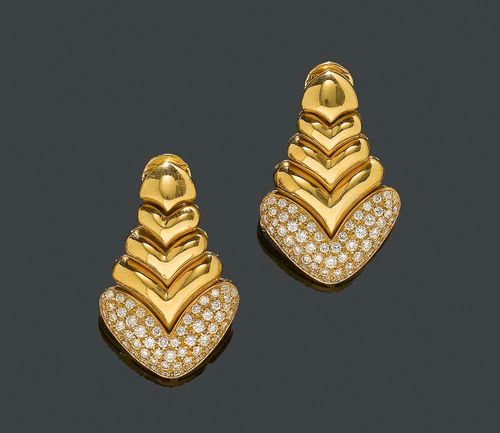 BRILLIANT-CUT DIAMOND AND GOLD CLIP EARRINGS, BULGARI. Yellow gold 750. Spiga model. Decorative clip earrings with graduated "V"-motifs on a movable mount. A larger motif at the bottom, set with ca. 118 brilliant-cut diamonds totalling ca. 2.00 ct. Signed. With case.