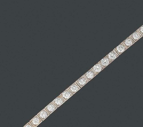 BRILLIANT-CUT DIAMOND BRACELET, ca. 1950. White gold 750. Elegant Rivière model, set with 30 brilliant-cut diamonds, slightly graduated, totalling ca. 11.00 ct and of fine quality, in pronged settings. L ca. 20 cm.