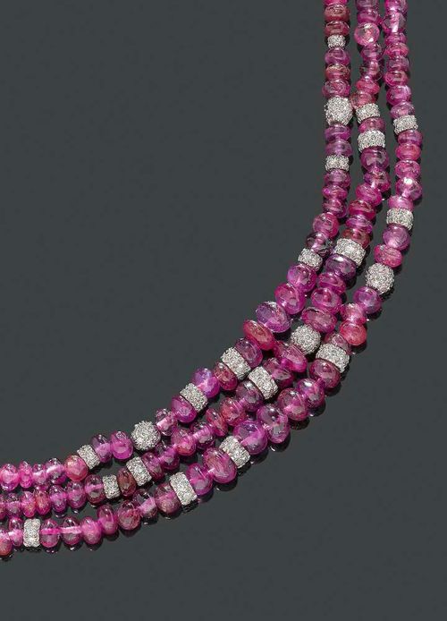 RUBY AND DIAMOND NECKLACE, ca. 1950. Platinum and white gold. Fancy necklace of numerous ruby rondelles, graduated, from 3.5 to 7.5 mm Ø and of very fine quality and transparency. The decorative fastener in platinum and white gold and the 32 intermediary links set with ca. 350 diamonds totalling ca. 3.50 ct. L ca. 41 cm.