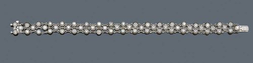 BRILLIANT-CUT DIAMOND BRACELET. White gold 750. Elegant three-row bracelet with anchor chain set with 57 brilliant-cut diamonds totalling ca. 2.80 ct. L ca. 19 cm.