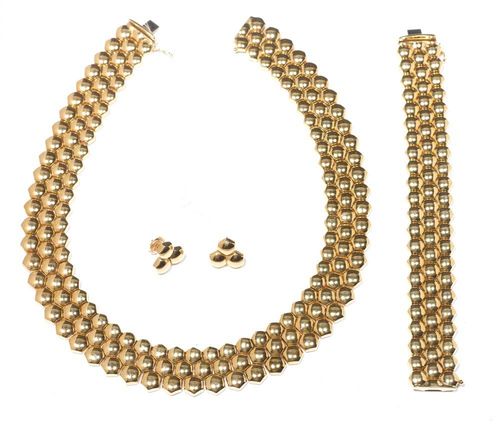 GOLD NECKLACE WITH BRACELET AND STUD EARRINGS, PIAGET. Yellow gold 750, 162g. Ref. G37G0142 und G36/G0119, "Glancy" model. Decorative necklace with honeycomb pattern, numbered A 46830, L ca. 41 cm. Matching bracelet, L 16 cm and 6 additional extension hexagons, No. 50467; 1 pair of stud earrings of 3 hexagons each. With Jeweller's certificate and insurance estimate.