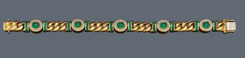 GOLD, EMERALD AND BRILLIANT-CUT DIAMOND BRACELET. Yellow gold 750. Casual-elegant, solid curb link bracelet with 5 intermediary links, each of 1 oval emerald cabochon totalling ca. 5.00 ct in a surround of 16 brilliant-cut diamonds totalling ca. 0.80 ct and each flanked by 10 carré-cut diamonds totalling ca. 3.50 ct. L ca. 18.5cm.