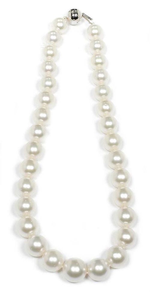 PEARL NECKLACE. Fastener in white gold 585. Attractive necklace of 31 graduated South Sea cultured pearls of ca. 13 - 16.4 mm Ø and with fine lustre. Polished ball fastener decorated with 10 single-cut diamonds totalling ca. 0.02 ct. L ca. 46 cm.