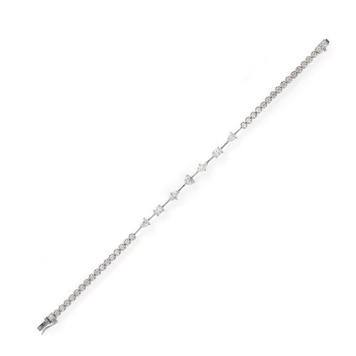 DIAMOND BRACELET. White gold 750. The centre with 7 diamonds of different cuts: 2 drop-cut diamonds, 2 oval diamonds, 2 marquise-cut diamonds, and 1 diamond heart, connected by gold rods. Total diamond weight ca. 7.20 ct. L ca. 18 cm.