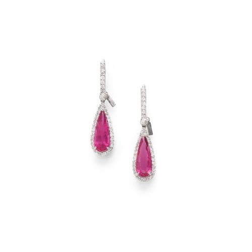 TOURMALINE AND DIAMOND EARRINGS. White gold 750. Each set with 1 drop-shaped pink tourmaline, weighing ca. 5.70 ct in total, within a border of brilliant-cut diamonds and with a line of 8 brilliant-cut diamonds. Total diamond weight ca. 1.00 ct. L ca. 4 cm.