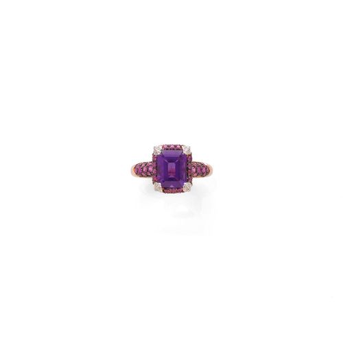 AMETHYST, SAPPHIRE AND DIAMOND RING. Pink gold 750. Set with 1 step-cut amethyst weighing ca. 5.20 ct, numerous pink sapphires weighing ca. 1.40 ct, and 24 brilliant-cut diamonds weighing ca. 0.20 ct. Size ca. 55.