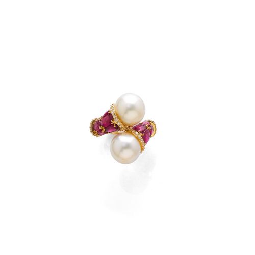 PEARL, RUBY AND DIAMOND RING. Yellow gold 750. Set with 2 South Sea cultured pearls of ca. 12.5 mm Ø, 12 oval rubies weighing ca. 6.80 ct, and small brilliant-cut diamonds weighing ca. 0.60 ct. Size ca. 57.