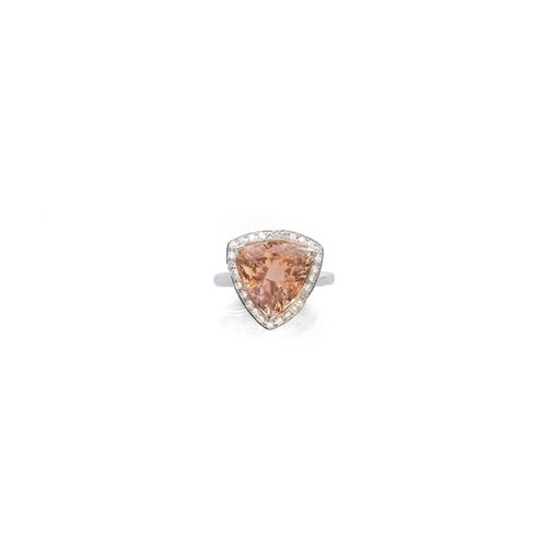 MORGANITE AND DIAMOND RING. White gold 750. Set with 1 trilliant-cut morganite weighing ca. 4.90 ct, within a border of numerous brilliant-cut diamonds weighing ca. 0.20 ct. Size ca. 53.