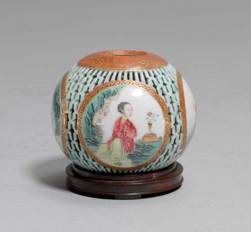 A FAMILLE ROSE, GOLD AND IRON RED PERFUME CONTAINER WITH GARDEN SCENES IN MEDALLIONS ON AN OPENWORK TURQUOISE GROUND. China, 19th c. Height 7.2 cm. Wood base.