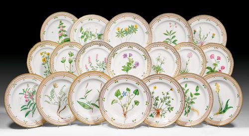 PIECES FROM A 'FLORA DANICA' SERVICE, Royal Copenhagen, modern.Painted with botanical species titled in black verso. The dessert plates pierced. Comprising: 12 dinner plates (25cm), 12 dessert plates (22.5 cm), 6 small plates (19cm), 1 side platter with branch handles (22.5 cm). Underglaze blue wave mark, green factory mark. (31)