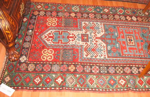 FACHRALO antique.Red ground with a white and blue medallion, geometrically patterned, green border, slight wear, 220x120 cm.