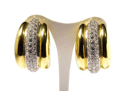 GOLD AND BRILLIANT-CUT DIAMOND CLIP EARRINGS. Yellow and white gold 750. Very decorative, large, broad half-creoles with godron motif, the centre of each decorated with a band with numerous brilliant-cut diamonds in a pavé-setting, totalling ca. 4.40 ct.