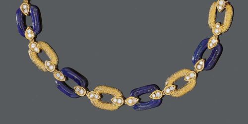 DIAMOND, LAPIS LAZULI AND GOLD BRACELET, VAN CLEEF & ARPELS, 1980s. Yellow gold 750. Very decorative bracelet of four oval, textured gold links and four links adorned with lapis lazuli. The links are connected to one another by droplet-shaped, brilliant-cut diamond-encrusted ornaments totalling ca. 1.90 ct. Signed Van Cleef & Arpels No. B2004L3, L ca. 19 cm. Can be combined with the three following lots to form a necklace. With case.