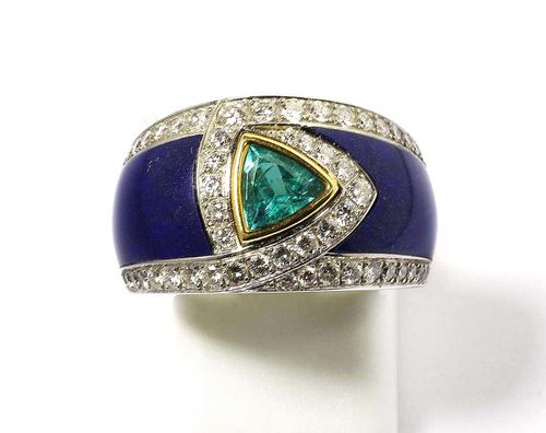 PARAIBA TOURMALINE, LAPIS LAZULI AND BRILLIANT-CUT DIAMOND RING, PÉCLARD. Yellow and white gold 750. Casual-elegant band ring set with 1 triangular Paraiba tourmaline of 0.65 ct, flanked by 2 cut lapis lazuli and additionally adorned with 59 brilliant-cut diamonds totalling 0.82 ct. Size ca. 49. With copy of invoice.