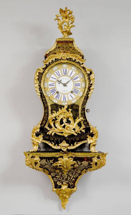 BOULLE CLOCK ON PLINTH,Louis XV, Paris, 18th century. The dial and work signed DENIS GAULT À PARIS (Denis Gault, maître in Paris 1741). Curved, wooden case, decorated with brown tortoiseshell, and inlaid with engraved brass flowers and tendrils. Gilt bronze mounts. Dial with white enamel cartouches. Movement with verge escapement, striking the 1/2-hour on bell.  H 115 cm. Losses. The top, not original.