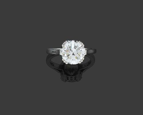 BRILLIANT-CUT DIAMOND RING. Platinum 950. Classic solitaire model, the top set with 1 brilliant-cut diamond, older cut, of ca. 3.00 ct ca. I/VVS1 in a decorative four-prong setting. Size 51.5. With expert's report and estimate, 1983.
