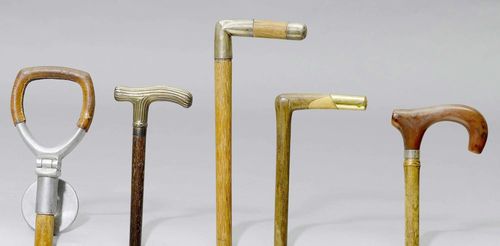 LOT OF 4 WALKING STICKS, early 20th century and later. Seat stick with 2 fold-out handles, leather-covered metal. With removable side disc as a support for the tip. 4 classic walking sticks made of horn, silver as well as silver-plated and gilt mounts.