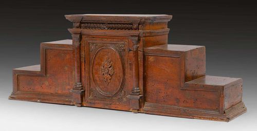 SMALL TOP PIECE,Renaissance, northern Italy, 17th century. Carved walnut. 76x18x29 cm.