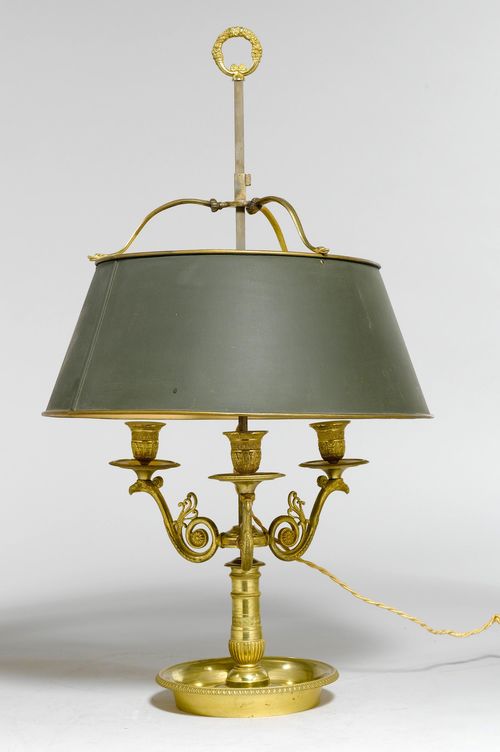 BOUILOTTE LAMP,France, 19th century. Cylindrical shaft with 3 curved light branches, vase-shaped nozzles and round drip pans. Adjustable, green metal shade. Medallion-shaped handle. H 62 cm. Fitted for electricity.
