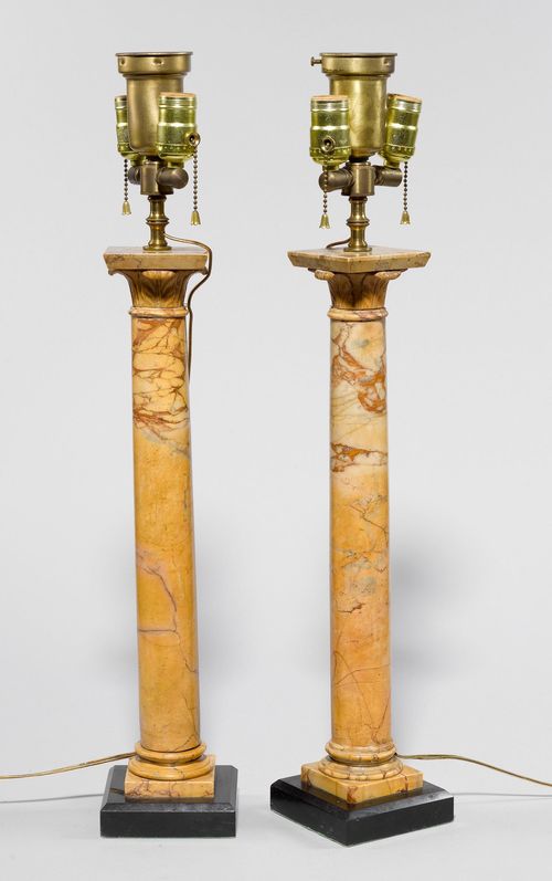PAIR OF LAMPS, U.S.A., end of the 19th century. Marble, light brown/red veined. Shaft designed as a Corinthian column. On a black, square marble plinth. H 52 cm. Fitted for electricity.