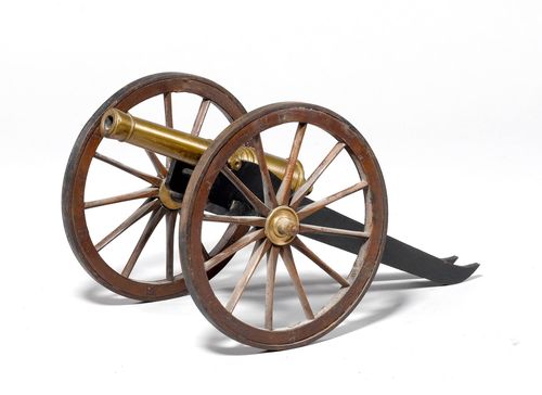 CANNON MODEL ,in the style of the 18th century. Brass barrel (L 18.8 cm), Cal. 10 mm. Wooden, black-lacquered carriage with spoked wheels. L 33 cm.