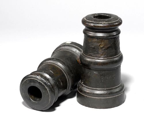 2 CANNON BARREL ENDS, in remembrance of the Sonderbund War, dated 1847. Bronze with black patina. L 25 and 26.5 cm.