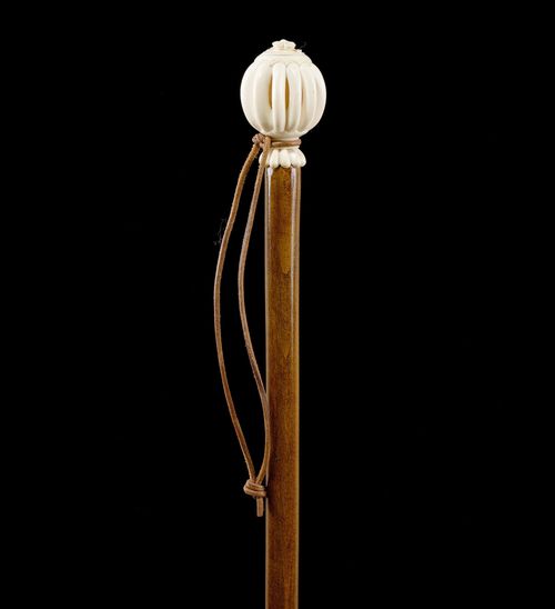 WALKING STICK WITH IVORY GRIP,ca. 1900. Pierced grip, designed as a blossom. Stick of dark-patinated beech with metal tip. L 87.9 cm.