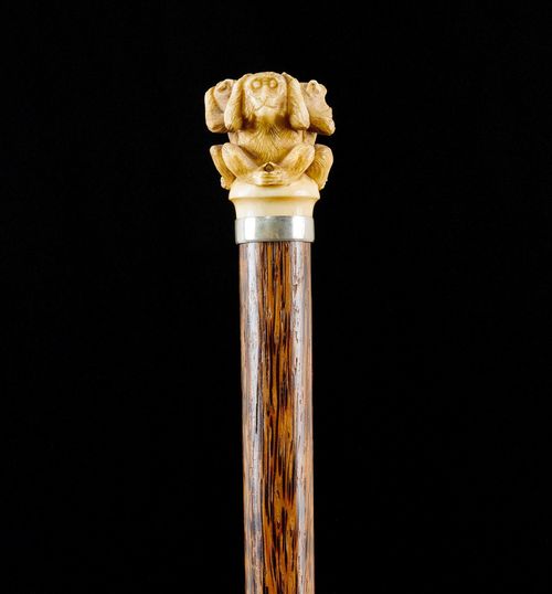 WALKING STICK WITH 3 MONKEYS,second half of the 19th century. Ivory grip with three seated monkeys. Silver collar. Stick of exotic wood, with horn tip. L 86.2 cm.