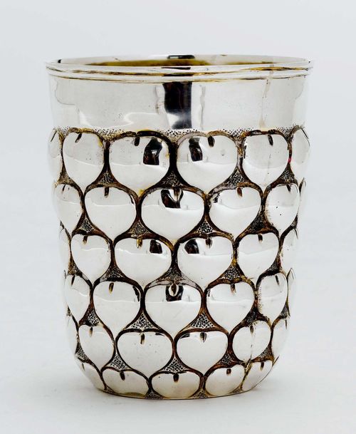 HEART BEAKER,after 1900. On a round stand with heart-shaped knopping.  Smooth, profiled edge. Inside, gilt. H 10 cm, 211g.