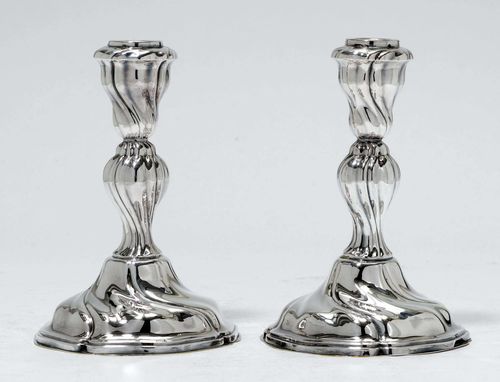 PAIR OF CANDLESTICKS,20th century. Curved foot with folds. Baluster-shaped node and nozzle. H 18 cm, 520g.
